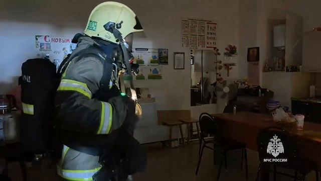 На Камчатке пожарные МЧС России тренировались тушить торгово-развлекательный комплекс Глобус