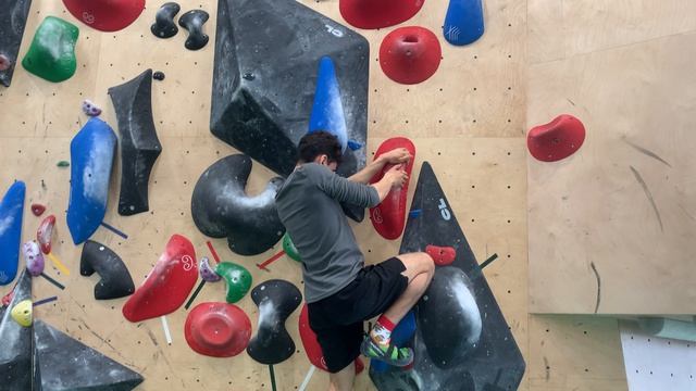 俄罗斯男子通过抱石攀岩提升机器学习工程师技能 || 让我们一起努力吧 :)