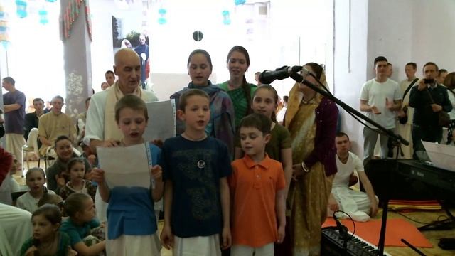 9.2 - 15.05.16.С-Пб. Подношение детей на Вьясапудже ЕС ИДС