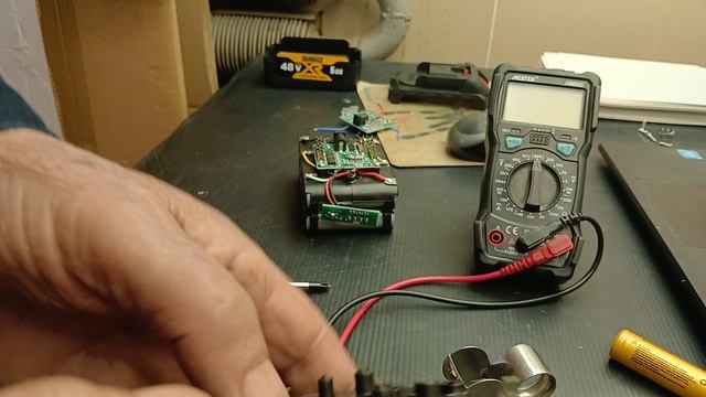 Установка дополнительных Li-ion аккумуляторов в аккумуляторный блок.