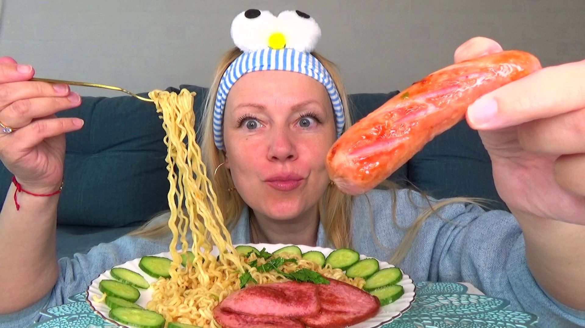 Мукбанг от Яновны Лапша сырная дошик  жареная сосиска и колбаска. Еда вкуснота.