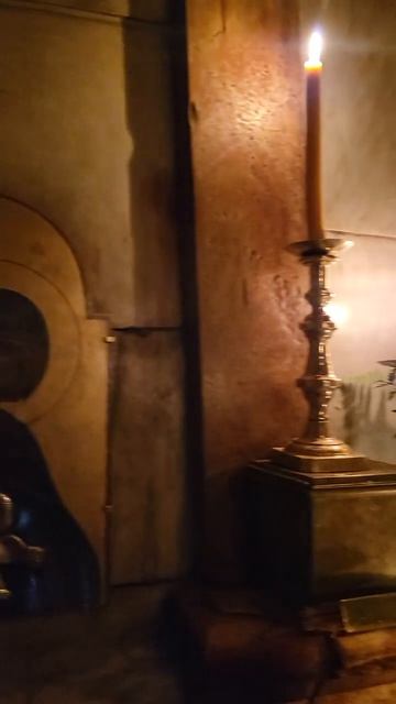 Вход в святая-святых Кувуклию. Гроб Господень. Икона Богородица Мироносица