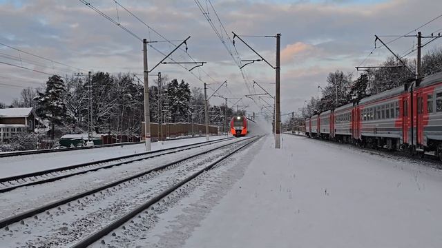 две разных электрички | Ласточка ЭС1П-023 поезд №743 Кострома–Москва и ЭД4М-0304 в Сергиев Посад