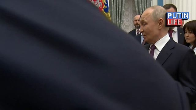 🥂 Владимир Путин во время неформального общения с боксерами отдал свой бокал спортсмену💪🇷🇺🤝💪