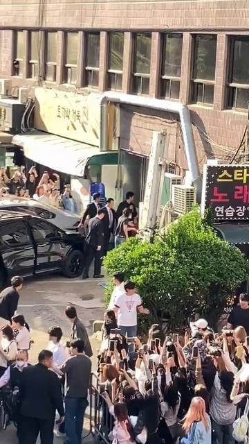 Hyunjin has arrived at the GUESS pop-up in Seoul.