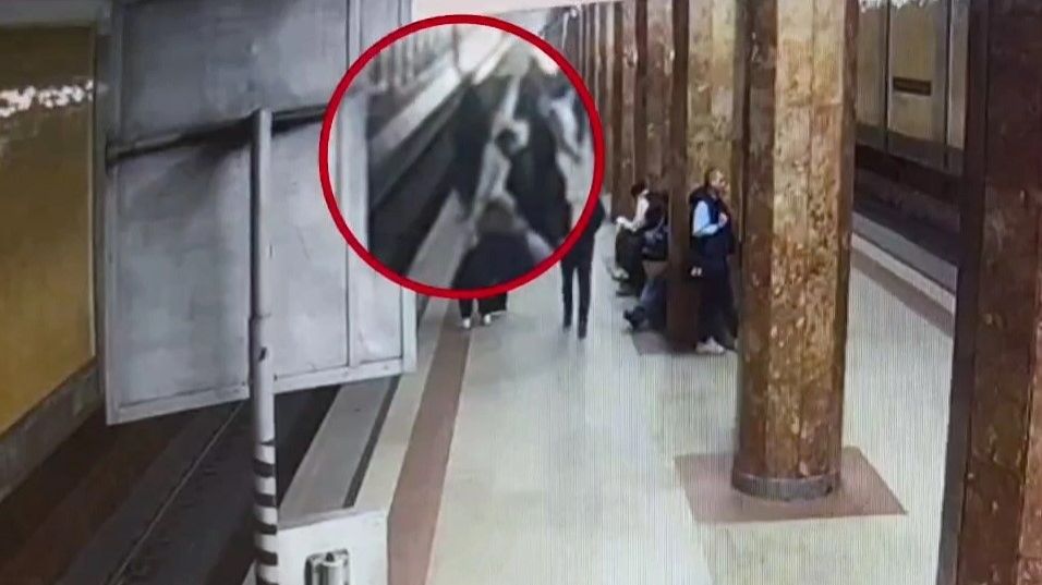 В московском метро мужчина упал на рельсы перед прибывающим поездом