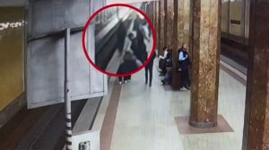 В московском метро мужчина упал на рельсы перед прибывающим поездом