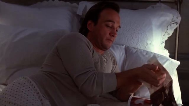 Отрывок из фильма Кудряшка Сью мужчина Джеймс Белуши лежит в кровати с журналом наносит пробники Мем