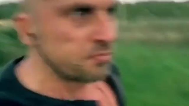 Дмитрий Нагиев лысый мужчина бежит по полю с проводными наушниками как в эдите