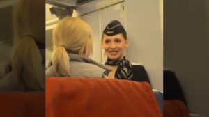 Стюардесса помогла укачать ребенка на борту самолета