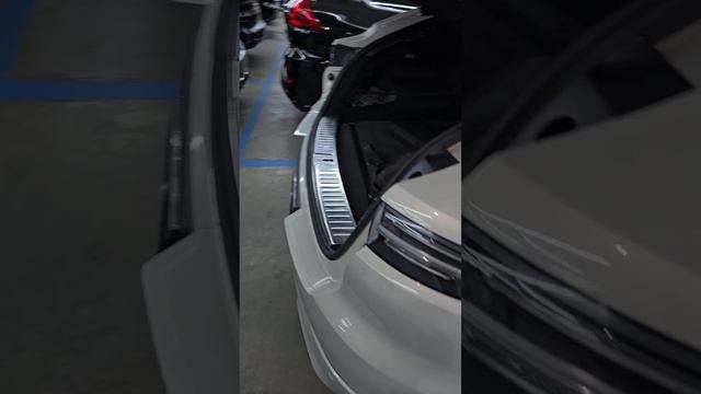 На осмотре бензиновый Porsche Cayenne 3 литра