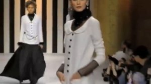 Показ женской коллекции Valentino prêt-à-porter осень-зима 1994-1995. Часть 3.