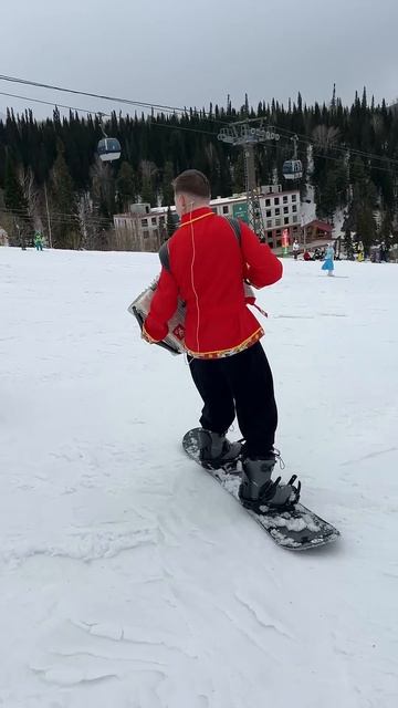 Баянист-сноубордист сыграл Белые розы на спуске #грелкафест #баянистаюша #баянист #шерегеш