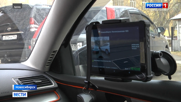 Любителей парковки на газонах вновь штрафуют в Новосибирске после зимы