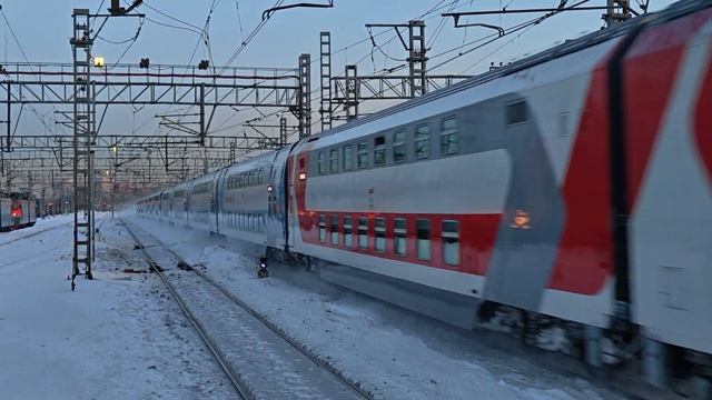 ЭП2К-502 с разноцветным поездом №746 