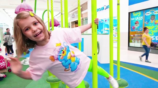 Катя и Макс играют на детской площадке