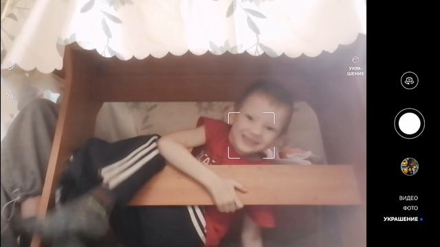 Видео как я падаю под столом