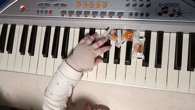 Малыш играет на синтезаторе.Конфеты.Конфетки. Мультики для детского сада. Игры. игра