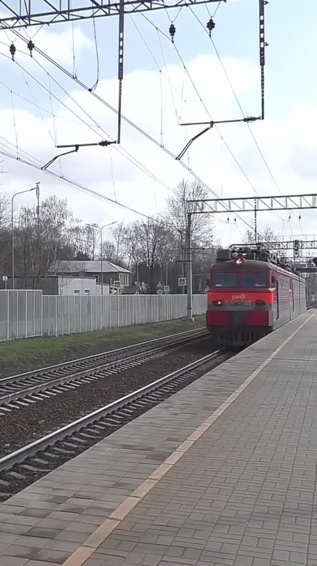 Электровоз ВЛ11М-408Б409 ТЧЭ-1 следует резервом.