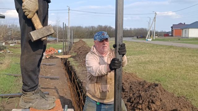 заливаем фундамент под забор