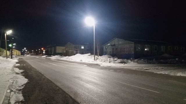 Тени на снегу: монохромный вечер в Лабытнанги