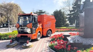 В Севастополе усиливают уборку улиц новой техникой