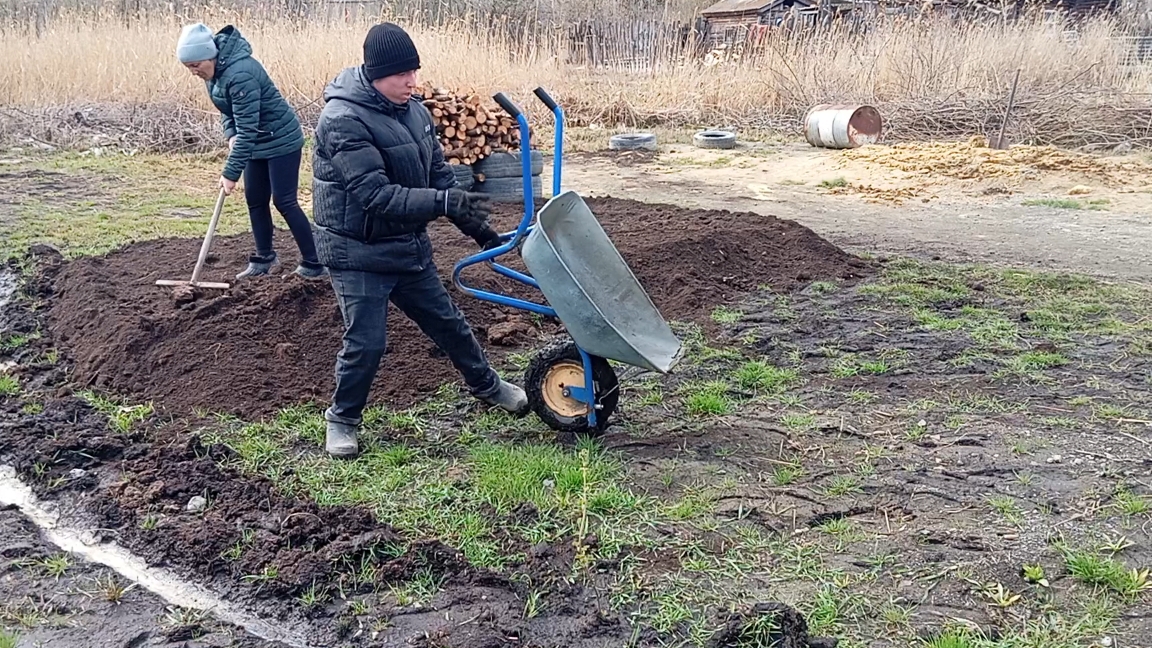 Начинаем огородные дела.Купили перегной.Отсыпаем огород.