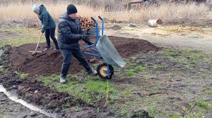 Начинаем огородные дела.Купили перегной.Отсыпаем огород.