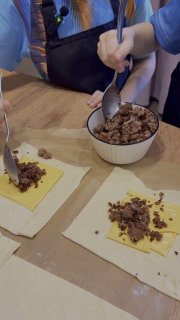 Марк и Мирон готовят трендовый закрытый бургер 🍔