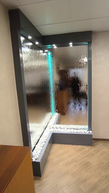 Угловой водопад по зеркалу