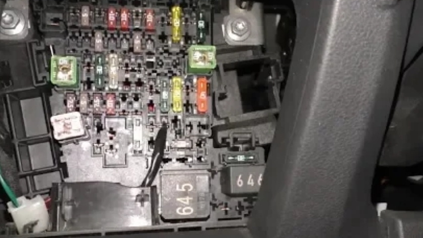 Блок предохранителей и реле Шкода Октавия А7: где находится и обозначения