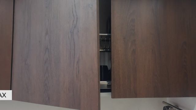 Прямая кухня с комбинированными фасадами, встроенной техникой и кварцевой столешницей