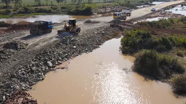 Oops! Watch Out! Bulldozer and Dump Truck Use For Road Construction Crossing Flood and Flood Control смотреть онлайн