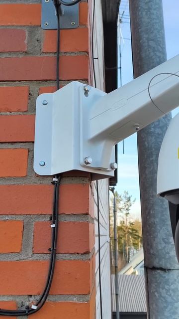 Камера hikvision DS-2DE5425IW-AE(T5)(B) с оптическим зумом для наблюдения за участком онлайн.