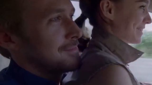 Райан Гослинг счастливый радуется радостный эдит мужчина актер сидит на стуле на пляже