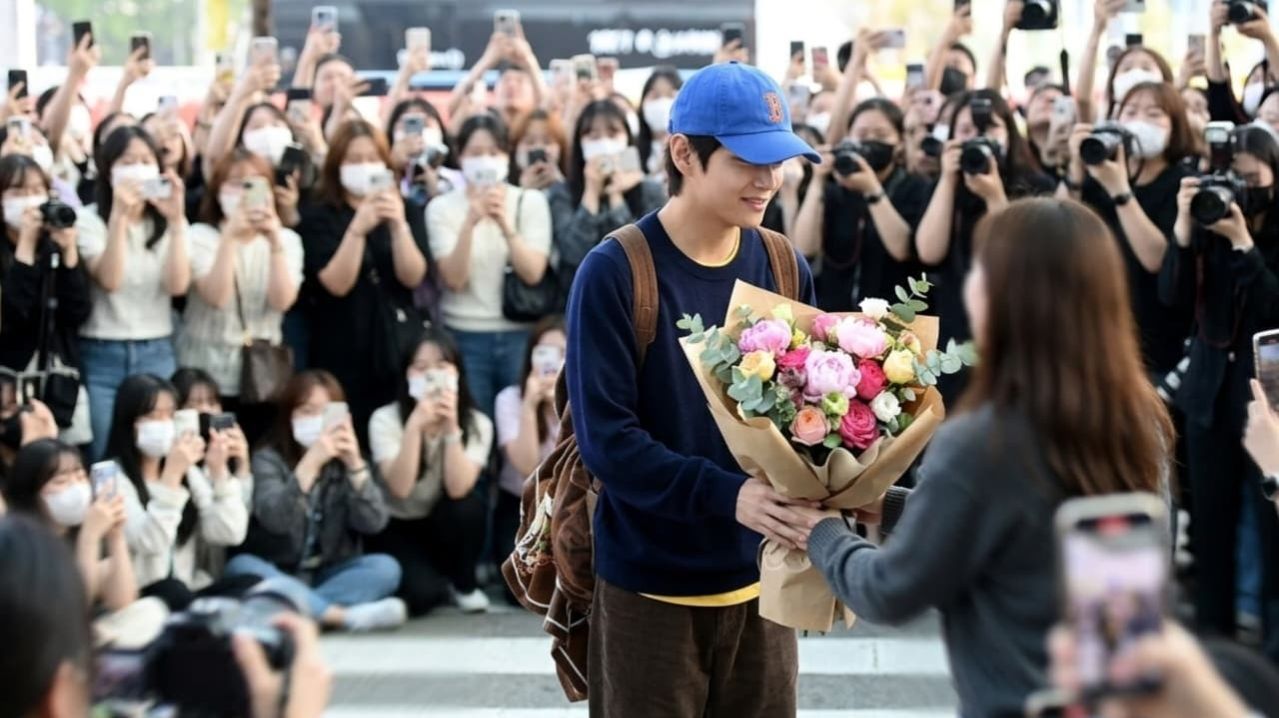 Арми в восторге! Ви из BTS сегодня встретили как принца в аэропорту!