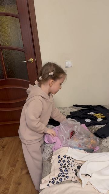 Девочка всегда остается девочкой - даже имея тяжелые диагнозы, она хочет быть красивой!