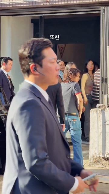 ох, хёнджин всё время оглядывается на стейз, когда они зовут его по имени