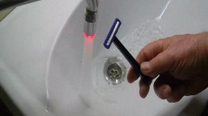 Как за секунды очистить лезвия бритвы используя законы физики.