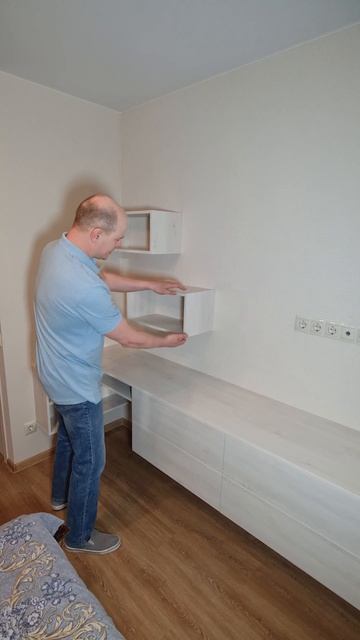 Стол в спальню