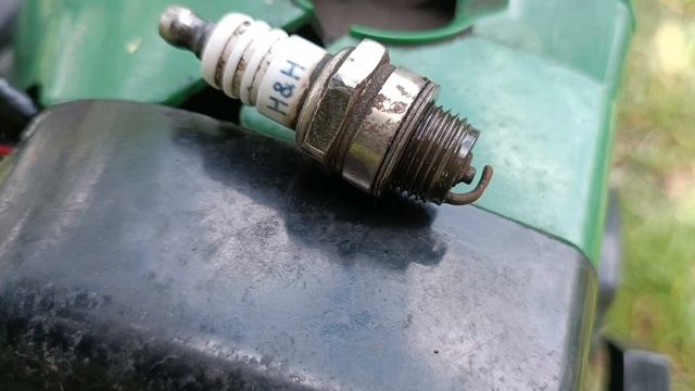 #Мотокоса. После нагрева, мотор детонирует, не заводиться и крутится в обратную сторону. Калильное.