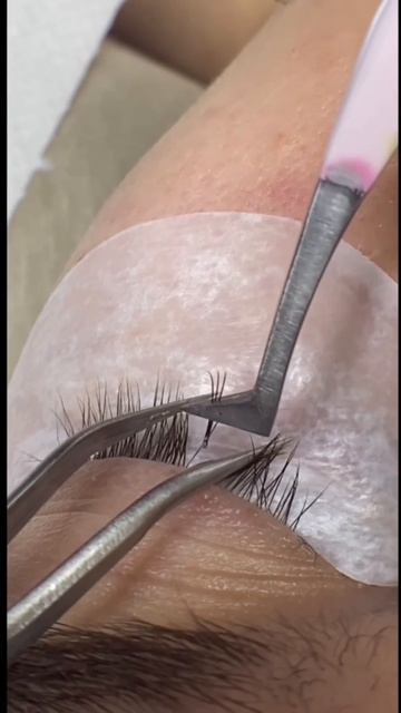 Что делать, если ресницы или пучок не приклеиваются?