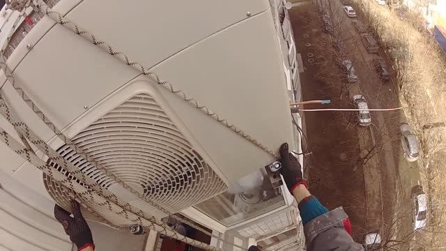 Установка кондиционера промышленным альпинистом.