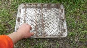 Самодельная, противовыгребная лотковая кормушка для молодняка птицы при клеточном содержании