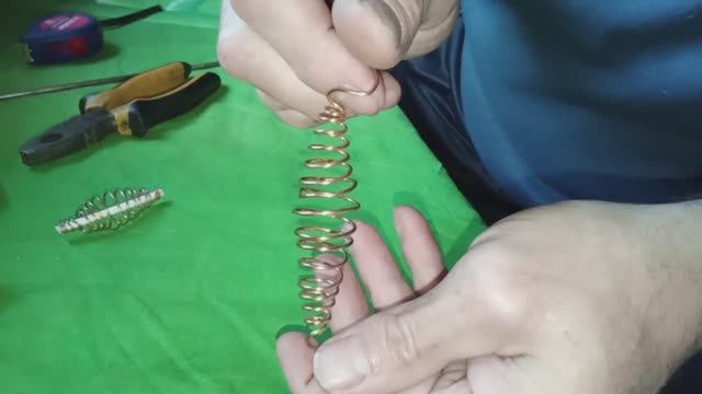 Как сделать кормушку пружину для рыбалки два варианта