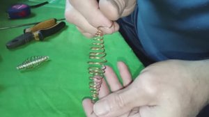 Как сделать кормушку пружину для рыбалки два варианта