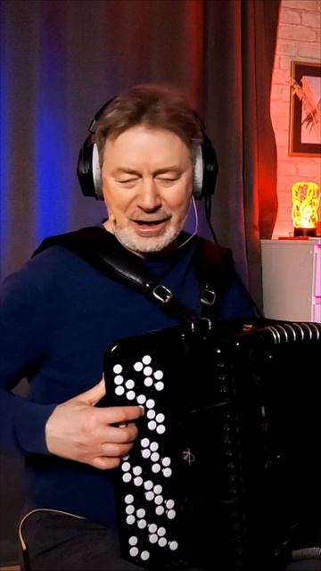 Мне в холодной землянке тепло от твоей негасимой любви