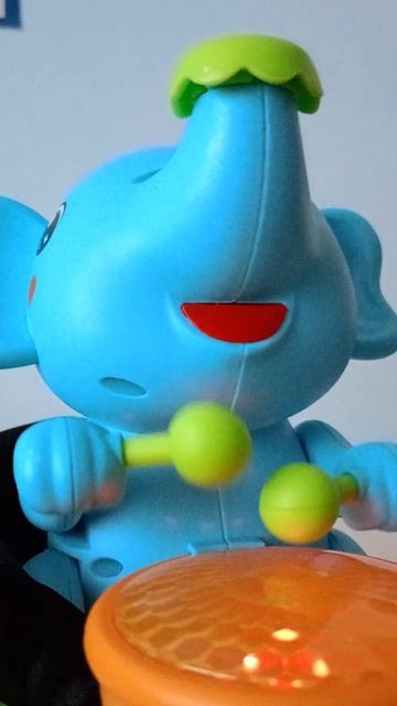 Вирусное видео! Синий слон сам ездит! такого ты ещё не видел.