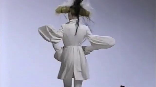 Показ женской коллекции John Galliano весна-лето 1993. Часть 2.