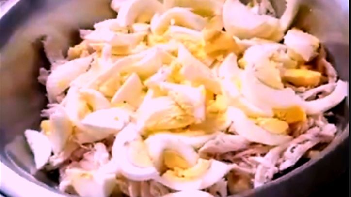 ПРОСТОЙ В ПРИГОТОВЛЕНИИНО ОЧЕНЬ СЫТНЫЙ И ВКУСНЫЙ САЛАТ